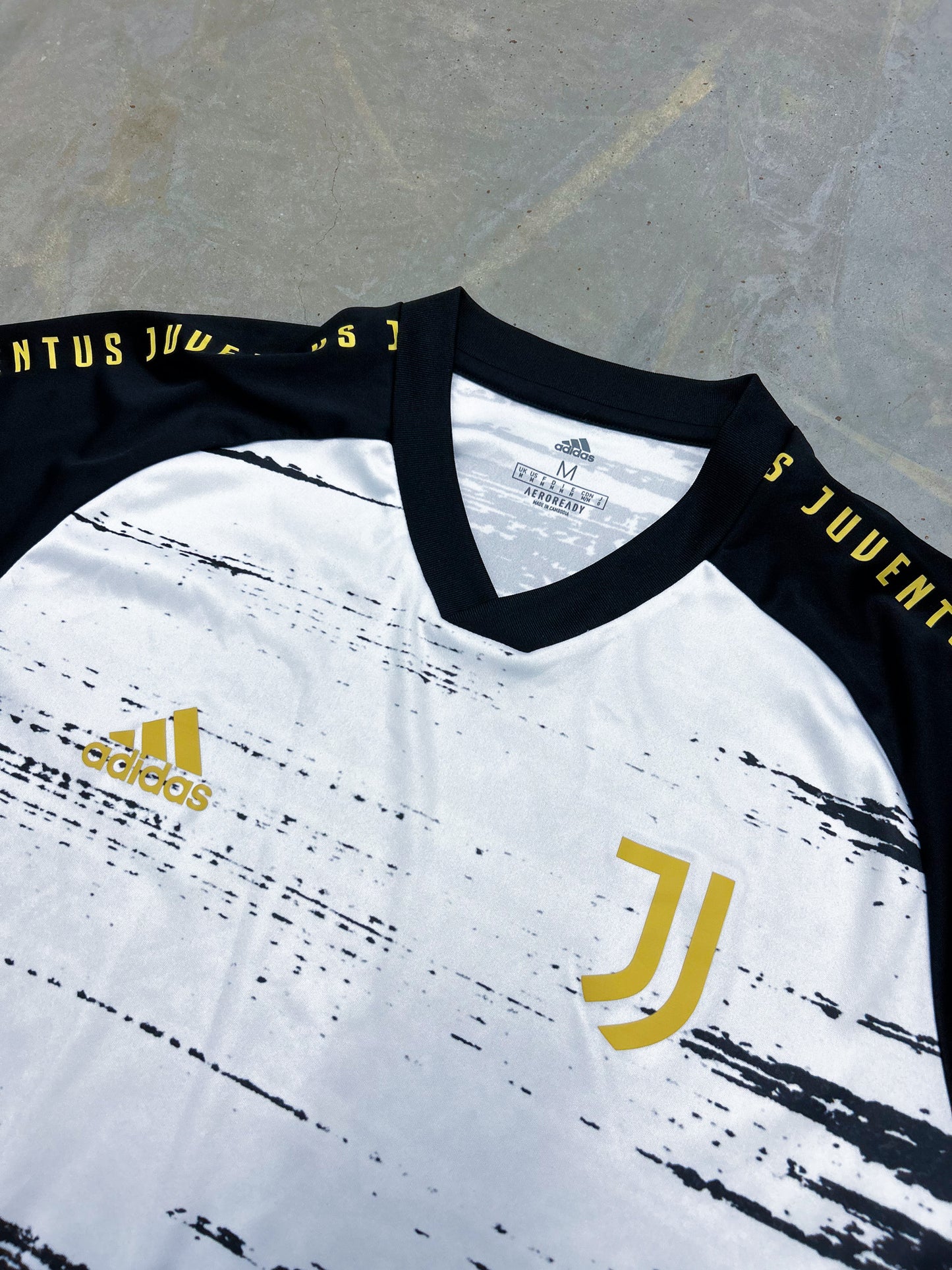 Vintage Adidas x Juvetus Turin Shirt | M