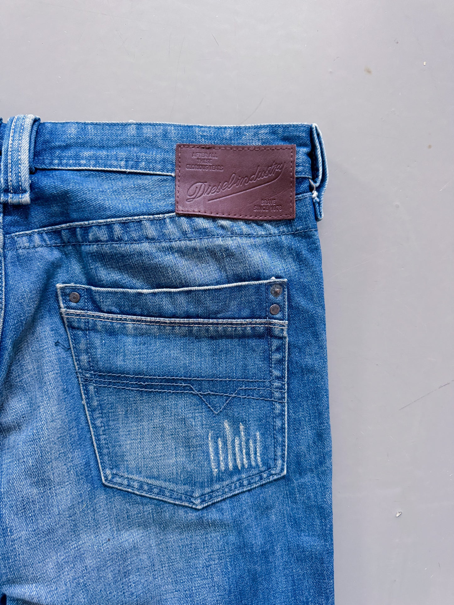 Diesel Vintage Y2K Straight-Fit Jeans | L
