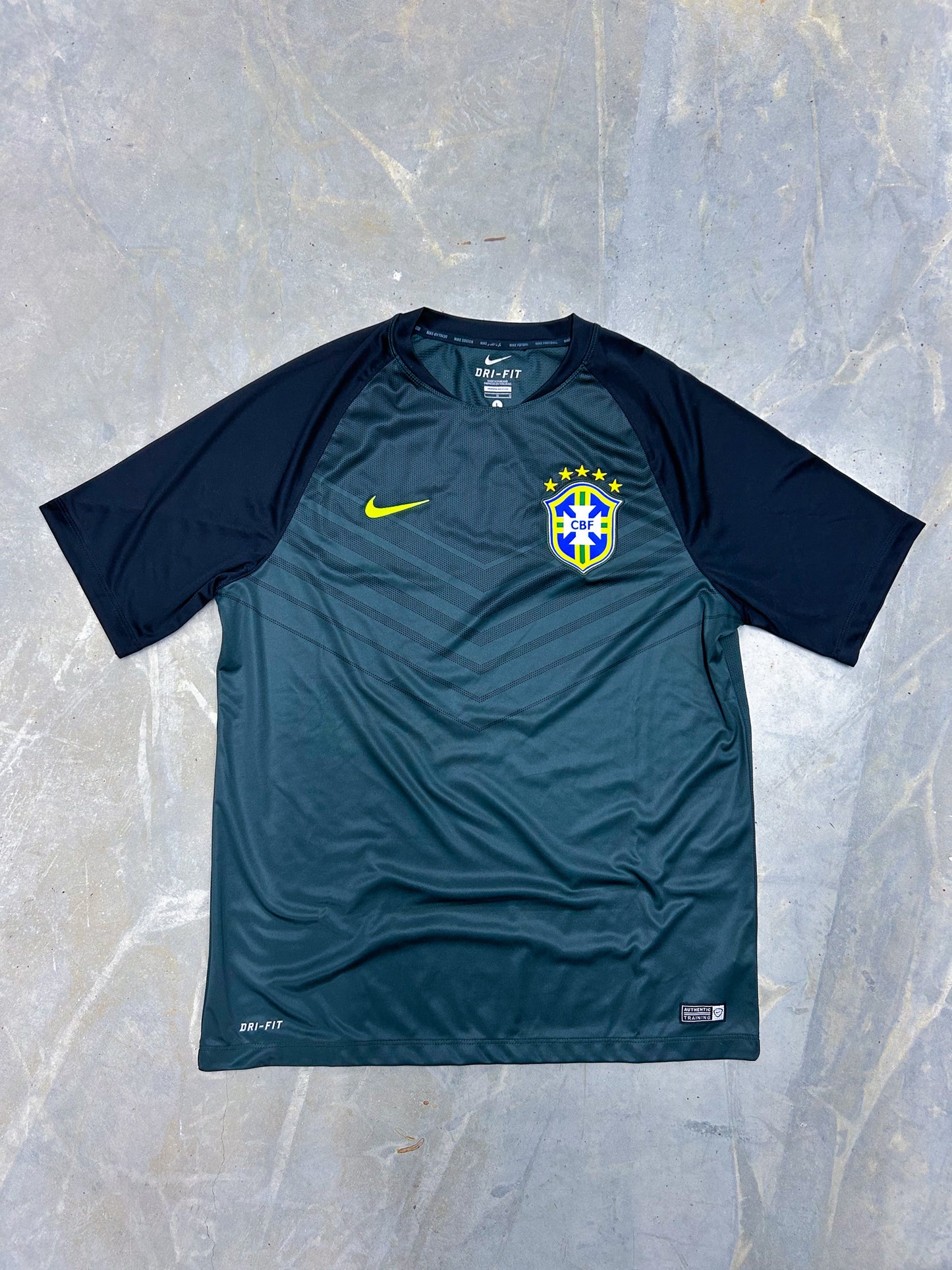 Vintage Nike x Brasil *PREMIUM* T-Shirt | L