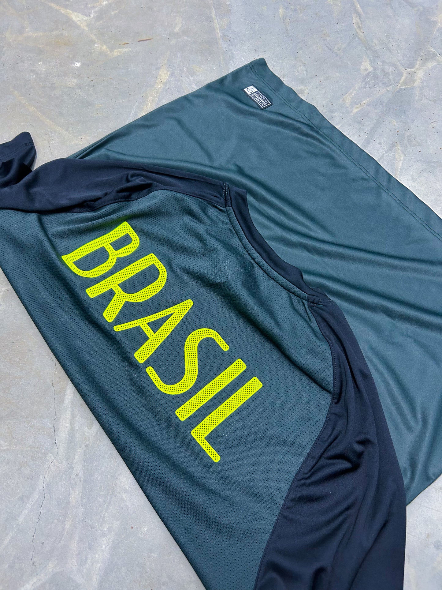 Vintage Nike x Brasil *PREMIUM* T-Shirt | L