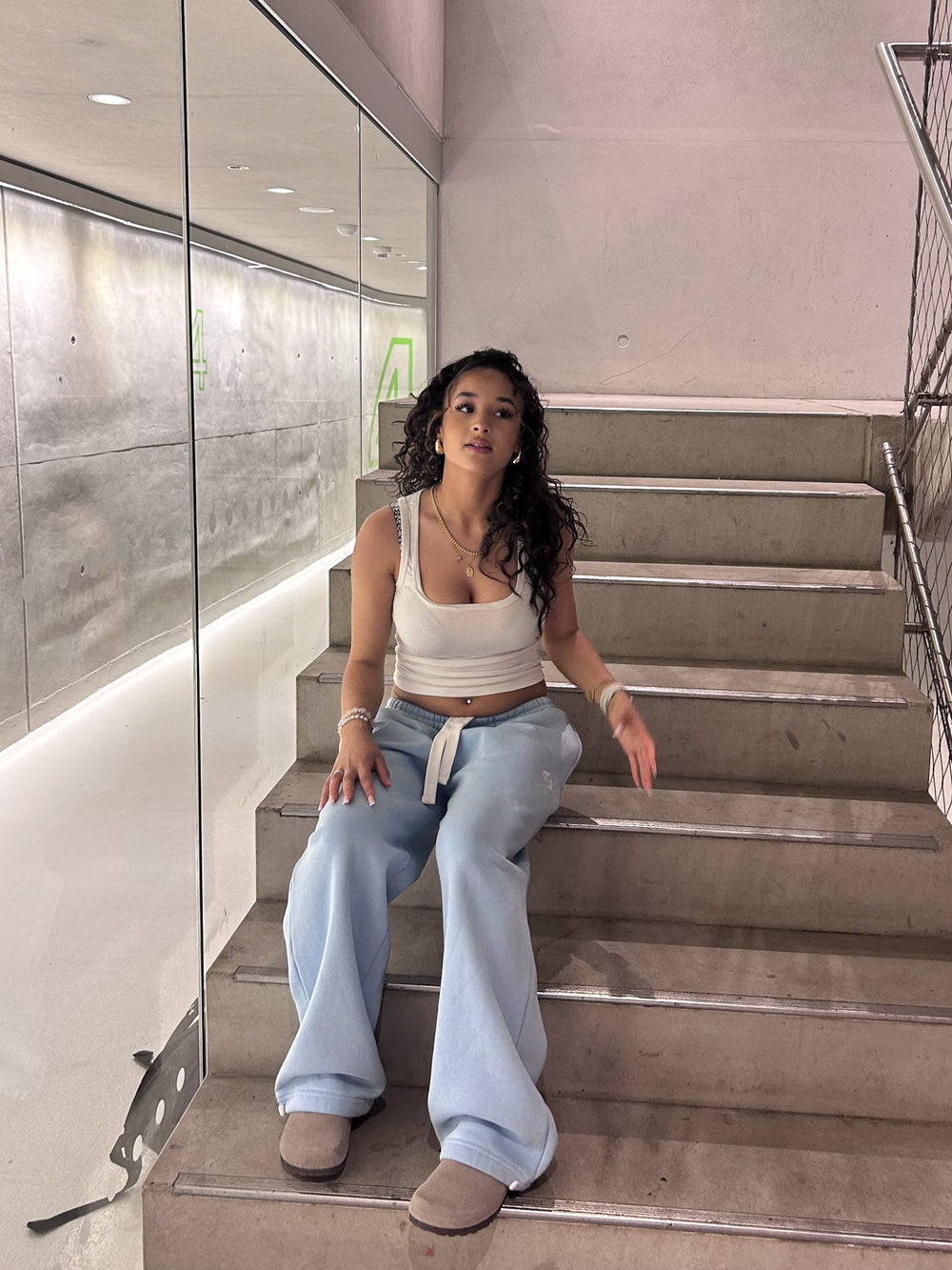 Sportz Jogger in Ice Blue, auf einer Treppe getragen