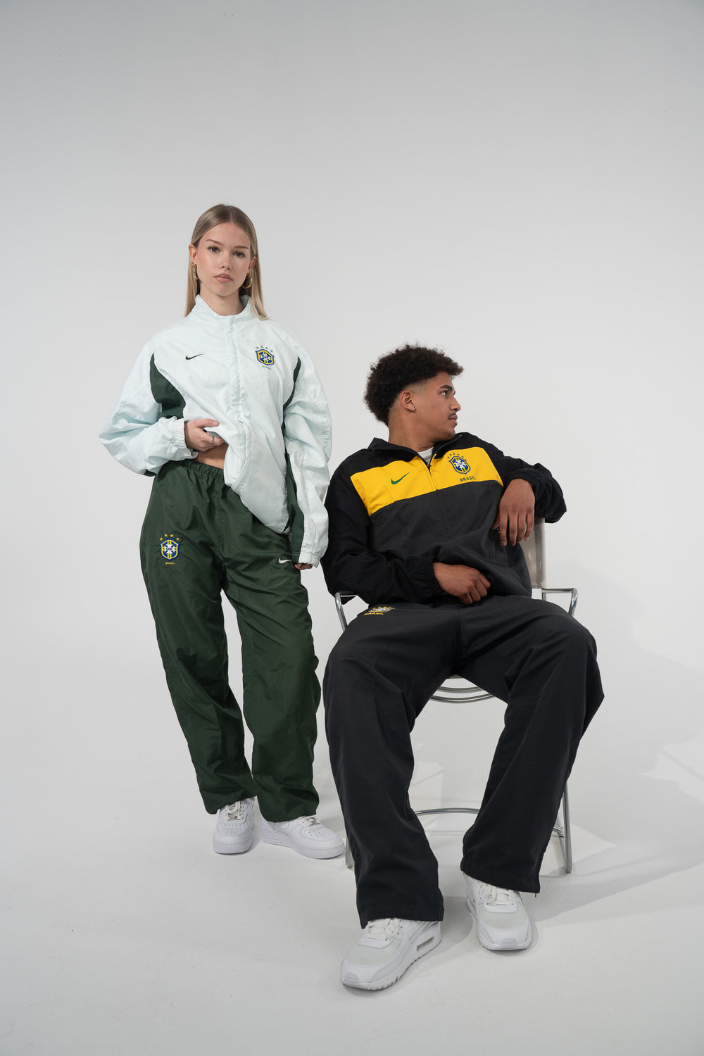 Zwei Models in Vintage Nike Brasil Tracksuits