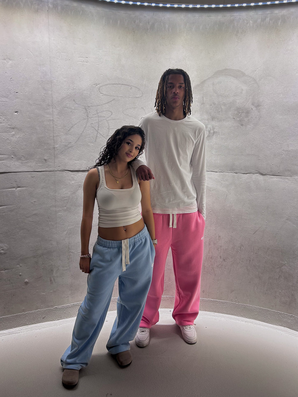 Paar in Sportz Joggern in Ice Blue und Pink