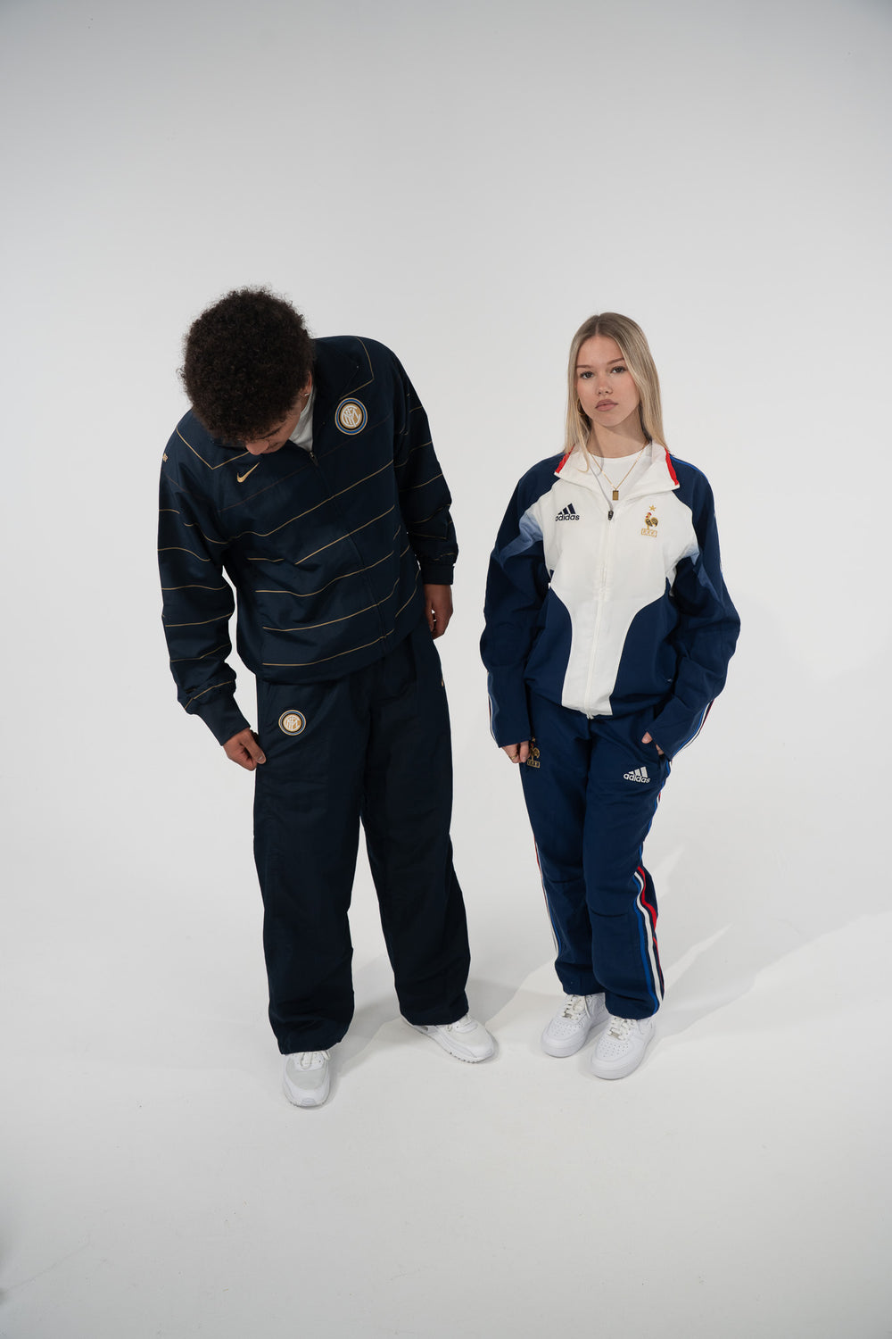 Vintage Nike Inter und Adidas Frankreich Tracksuits im Studio